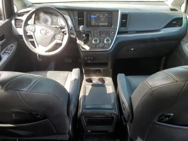 2017 TOYOTA SIENNA SE