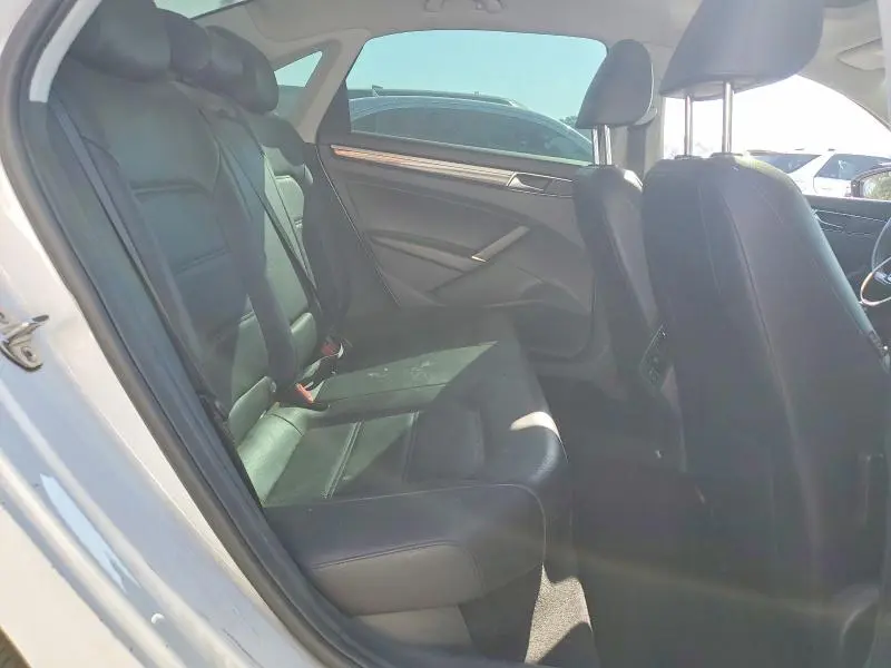 2018 VOLKSWAGEN PASSAT SE  
