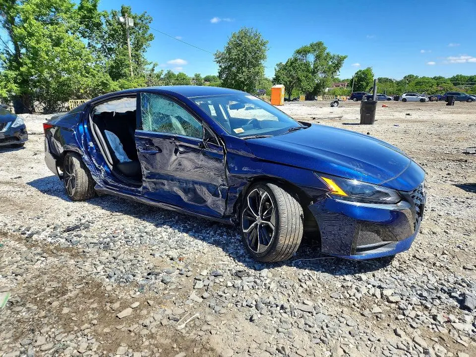 2023 NISSAN ALTIMA SR  