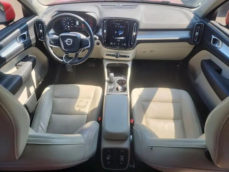 2019 VOLVO XC40 T4 MOMENTUM  