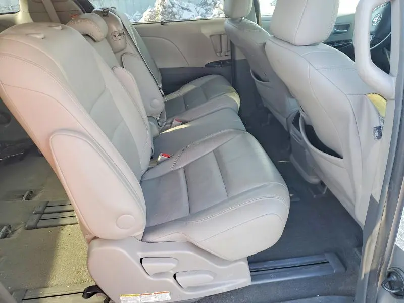 2016 TOYOTA SIENNA XLE  