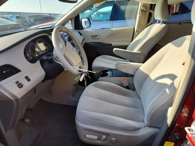 2013 TOYOTA SIENNA LE  