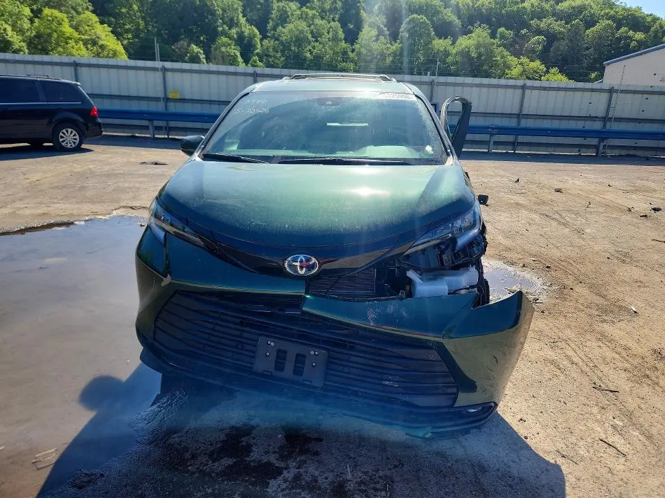 2025 TOYOTA SIENNA WOODLAND EDITION  