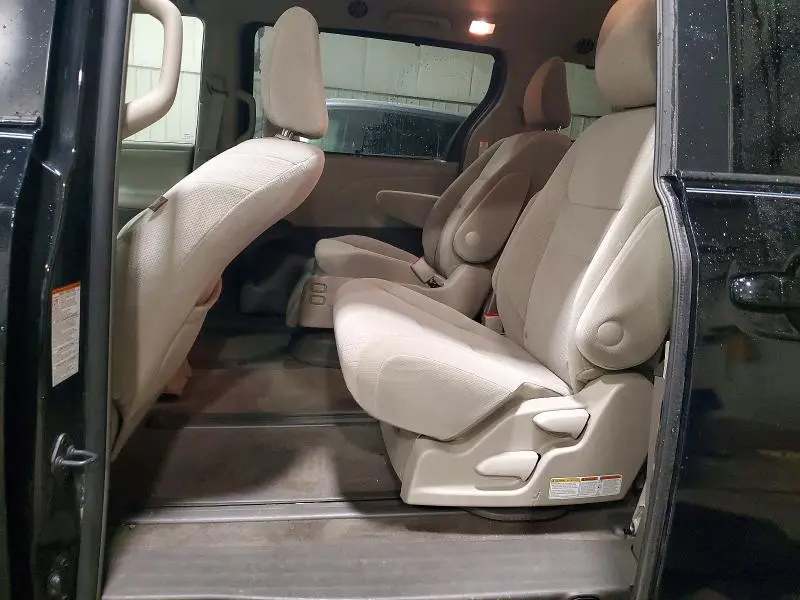 2015 TOYOTA SIENNA LE  