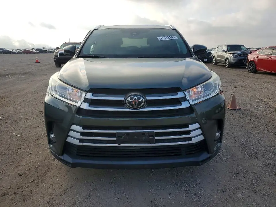 2019 TOYOTA HIGHLANDER SE  