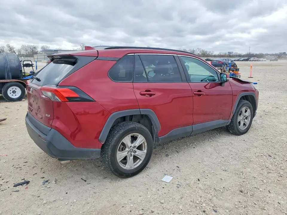2021 TOYOTA RAV4 XLE  