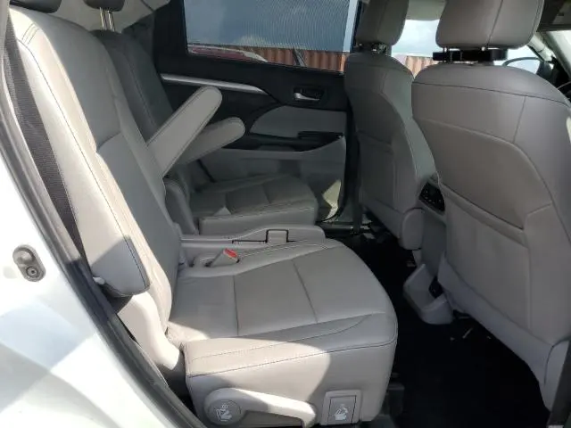 2018 TOYOTA HIGHLANDER SE  