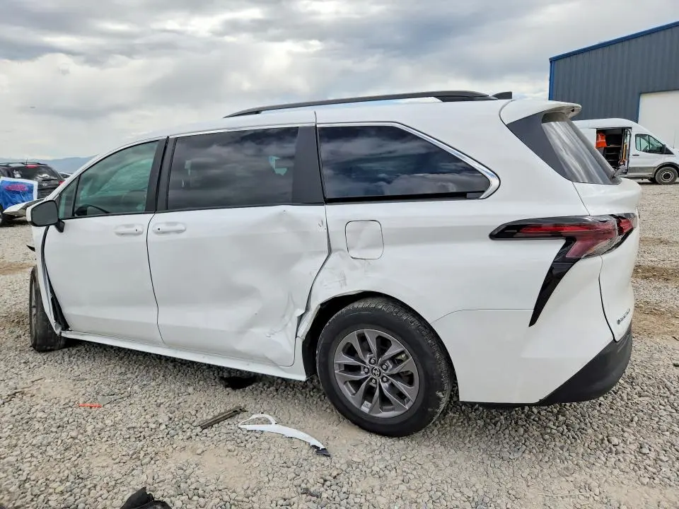 2025 TOYOTA SIENNA LE  