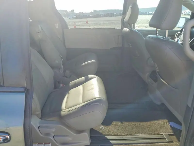 2018 TOYOTA SIENNA   