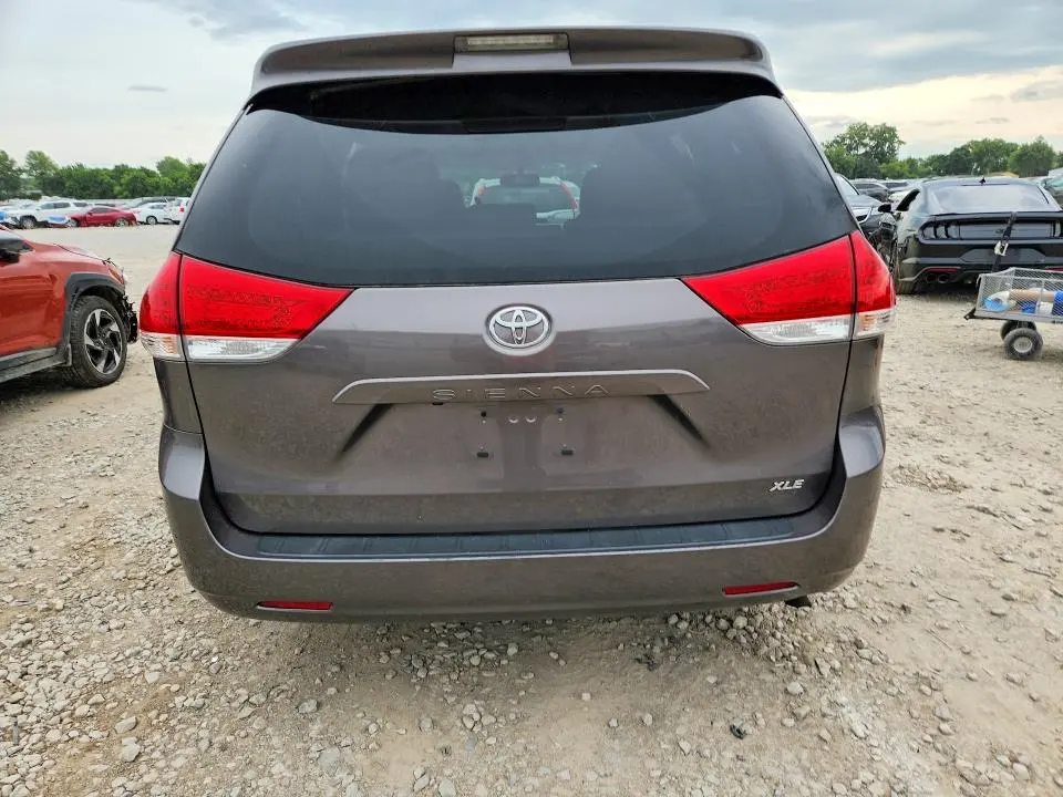 2014 TOYOTA SIENNA XLE 8-PASSENGER  