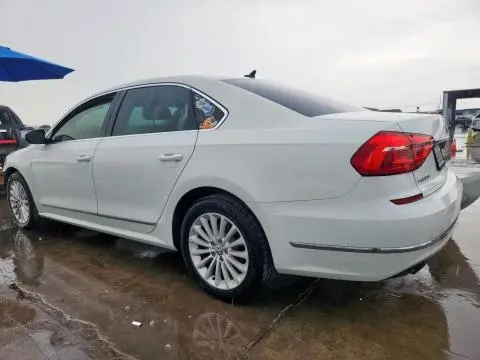 2016 VOLKSWAGEN PASSAT SE  