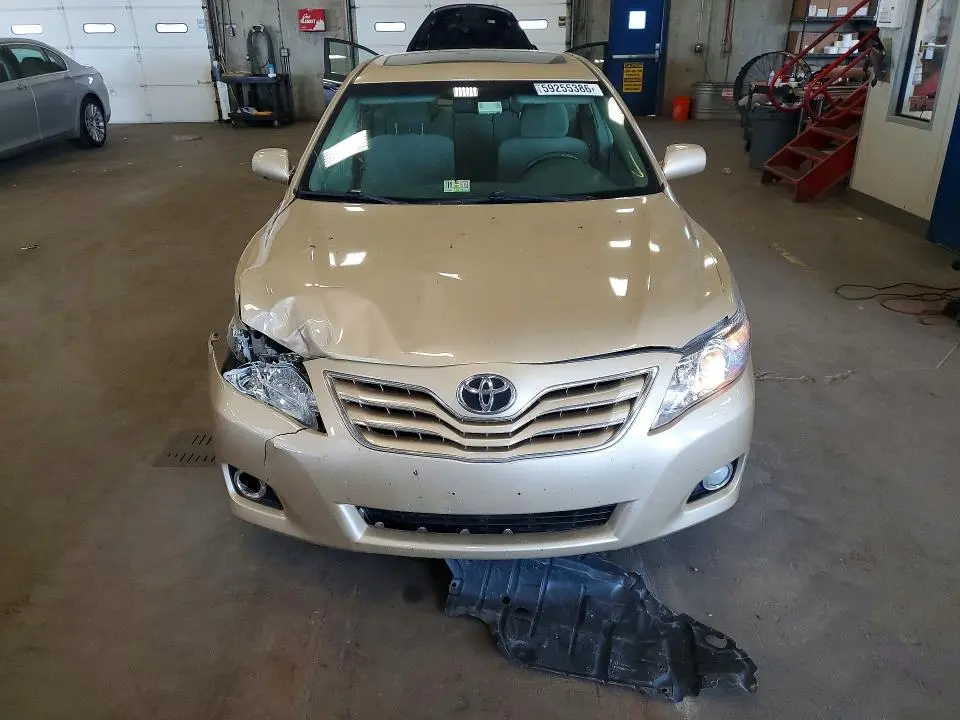 2011 TOYOTA CAMRY XLE  