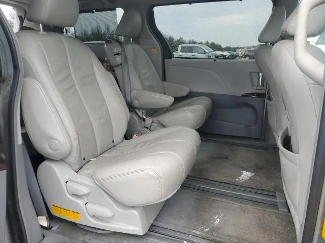 2013 TOYOTA SIENNA XLE  