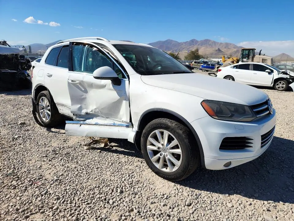 2013 VOLKSWAGEN TOUAREG V6  