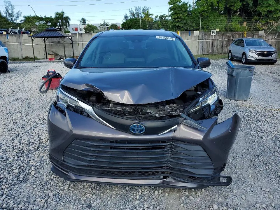 2021 TOYOTA SIENNA LE  