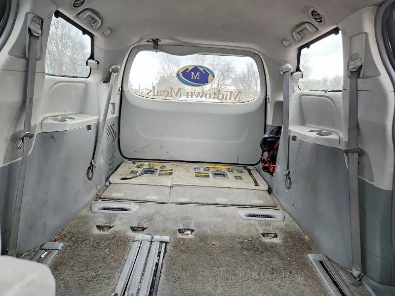 2011 TOYOTA SIENNA LE 8-PASSENGER  