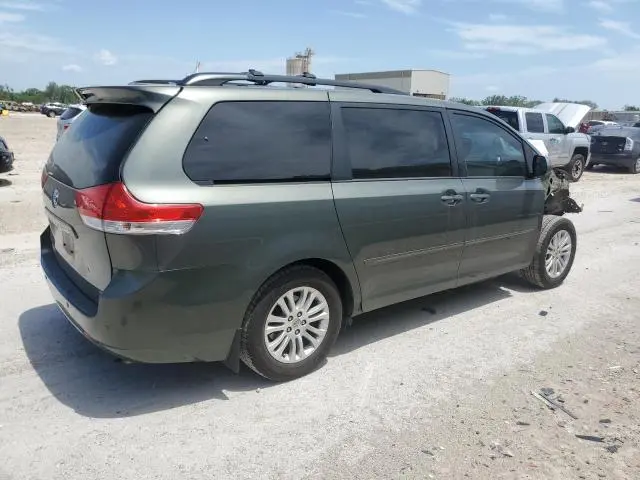 2013 TOYOTA SIENNA XLE  