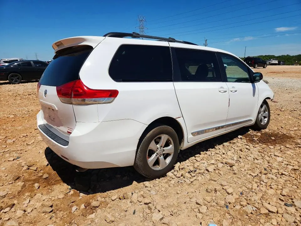 2014 TOYOTA SIENNA LE  
