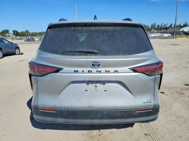 2022 TOYOTA SIENNA LE  