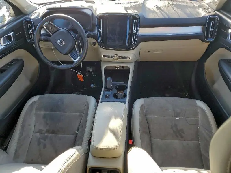 2020 VOLVO XC40 T5 MOMENTUM  