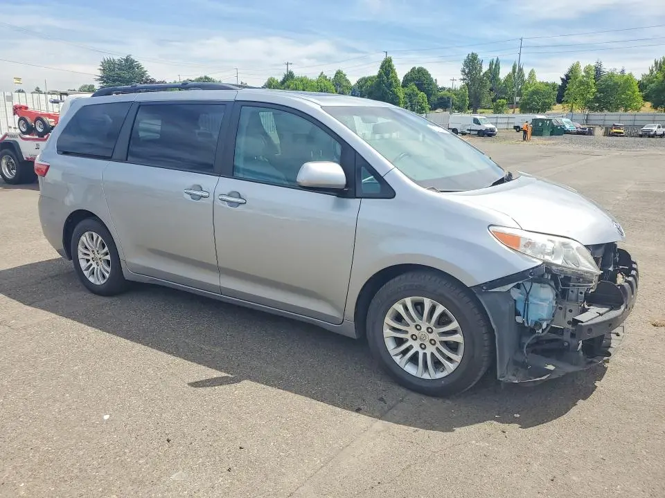 2017 TOYOTA SIENNA XLE 8-PASSENGER  