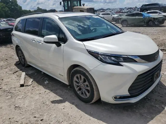 2021 TOYOTA SIENNA XLE  