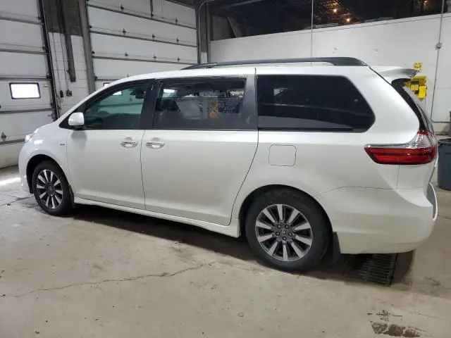 2019 TOYOTA SIENNA XLE  
