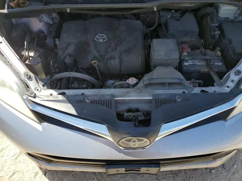 2018 TOYOTA SIENNA LE  