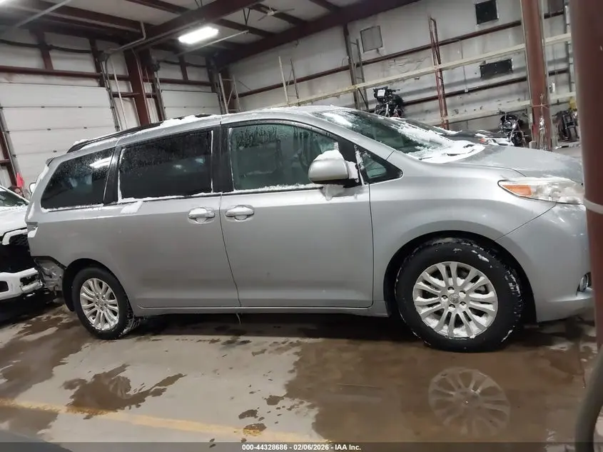 2015 TOYOTA SIENNA XLE 8 PASSENGER