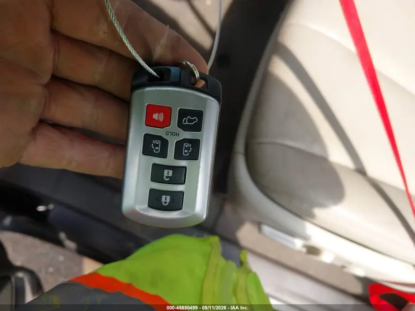2013 TOYOTA SIENNA XLE V6 8 PASSENGER