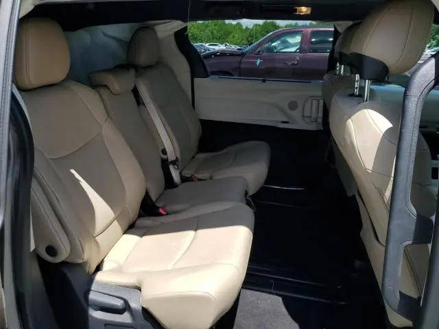 2023 TOYOTA SIENNA XLE  