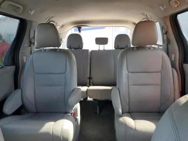 2020 TOYOTA SIENNA XLE  
