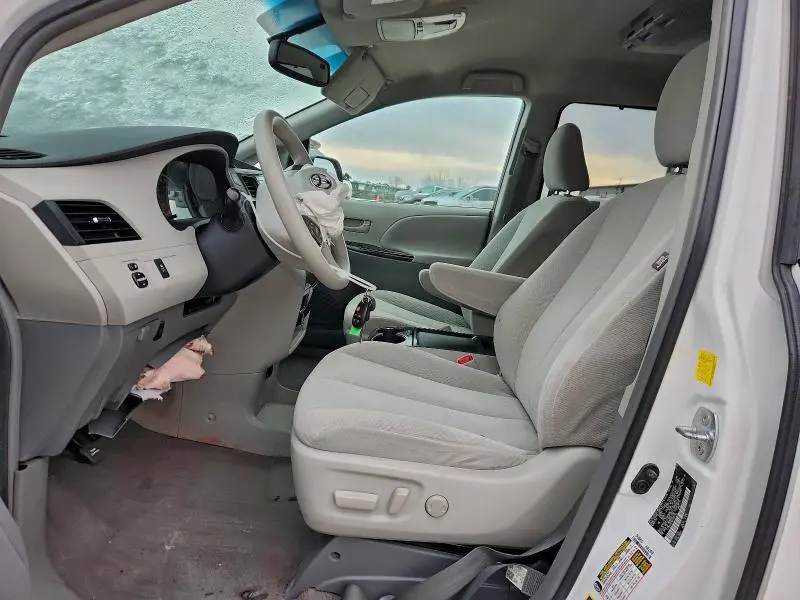 2011 TOYOTA SIENNA LE  