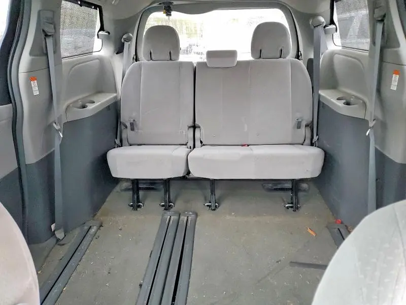 2017 TOYOTA SIENNA LE  