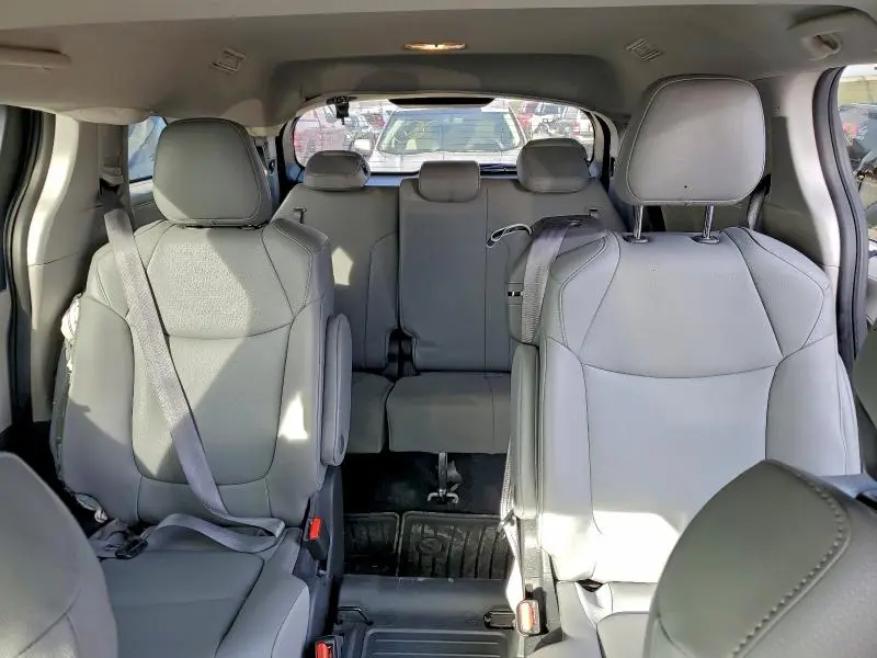 2022 TOYOTA SIENNA XLE  