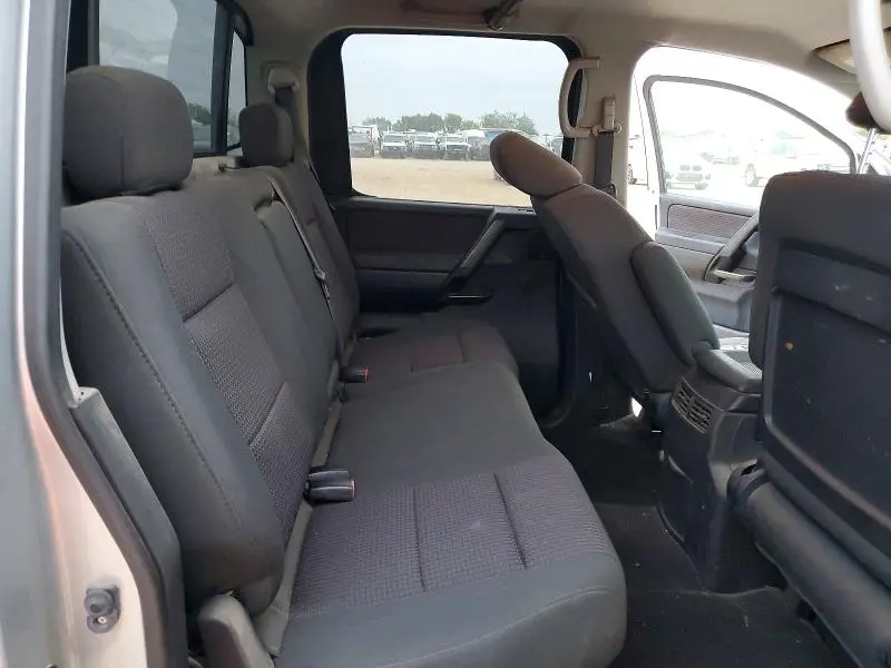2010 NISSAN TITAN SE  