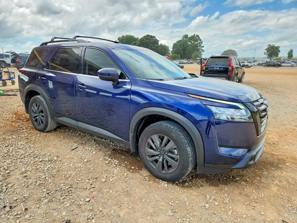 2023 NISSAN PATHFINDER SV  