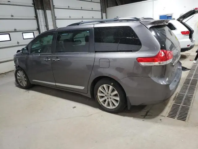 2013 TOYOTA SIENNA XLE  