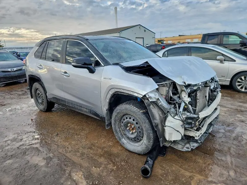 2021 TOYOTA RAV4 XLE  