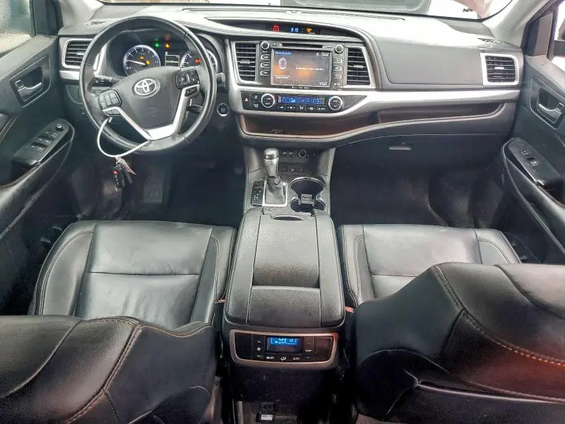 2019 TOYOTA HIGHLANDER SE  
