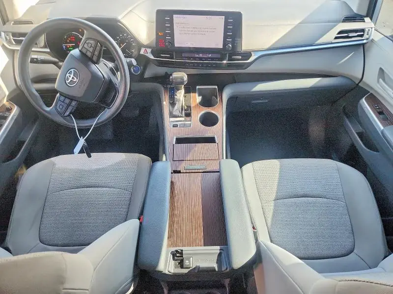 2022 TOYOTA SIENNA LE  