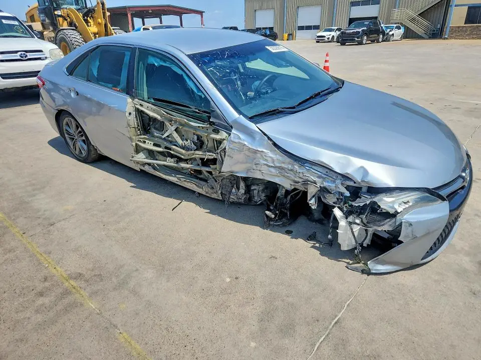 2015 TOYOTA CAMRY SE  
