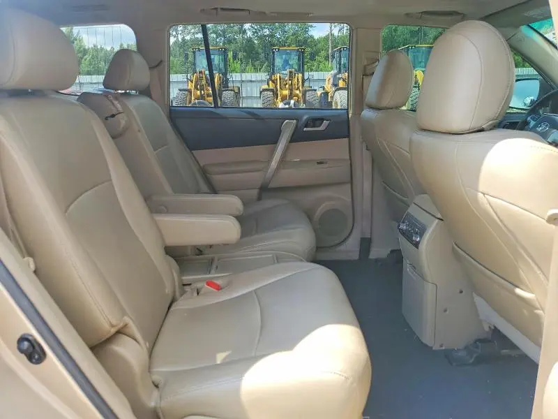 2013 TOYOTA HIGHLANDER SE  