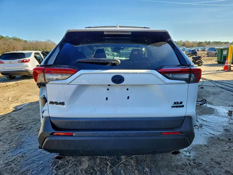 2022 TOYOTA RAV4 XLE  