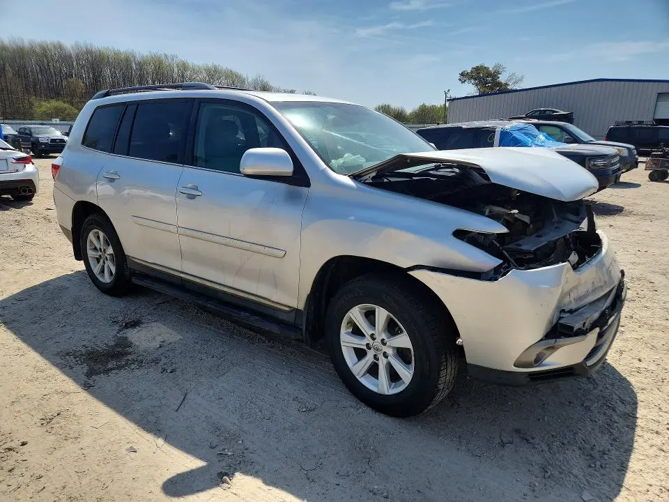2013 TOYOTA HIGHLANDER SE  