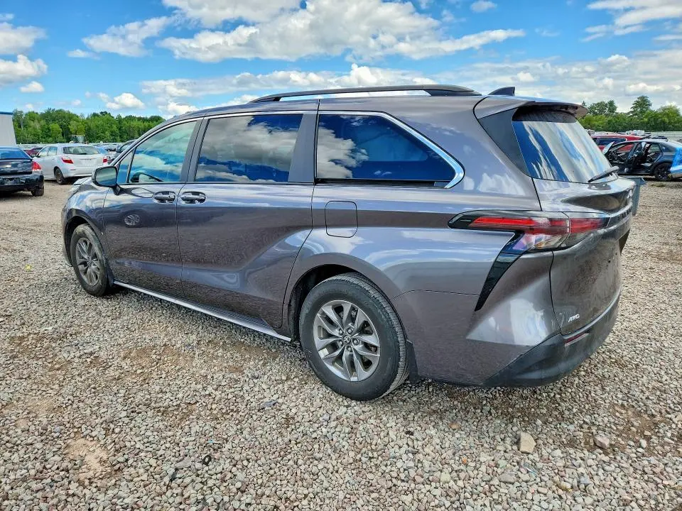2022 TOYOTA SIENNA LE  