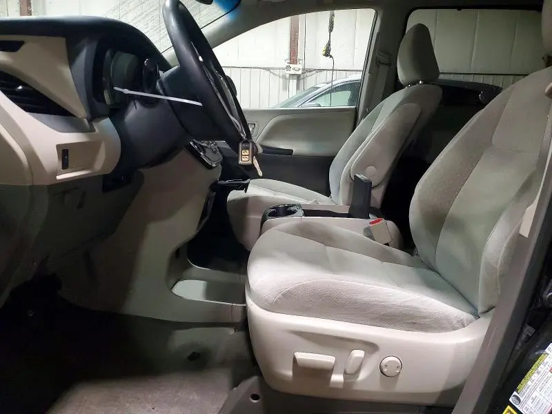 2015 TOYOTA SIENNA LE  