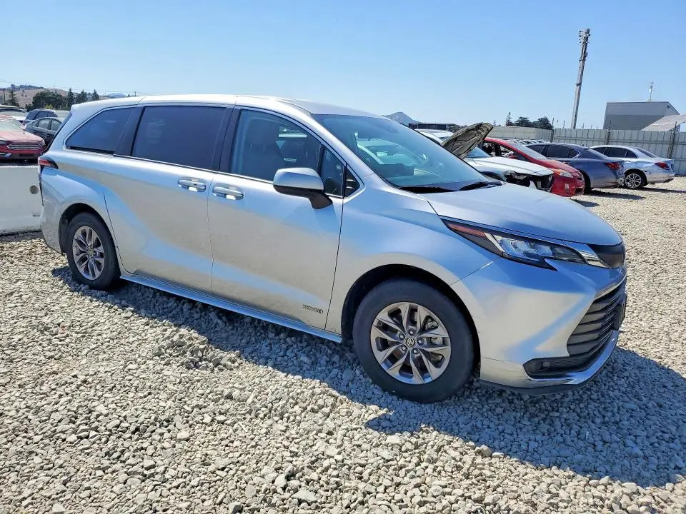 2021 TOYOTA SIENNA LE  