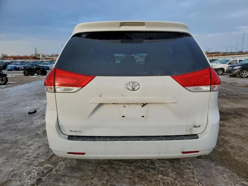 2013 TOYOTA SIENNA XLE  