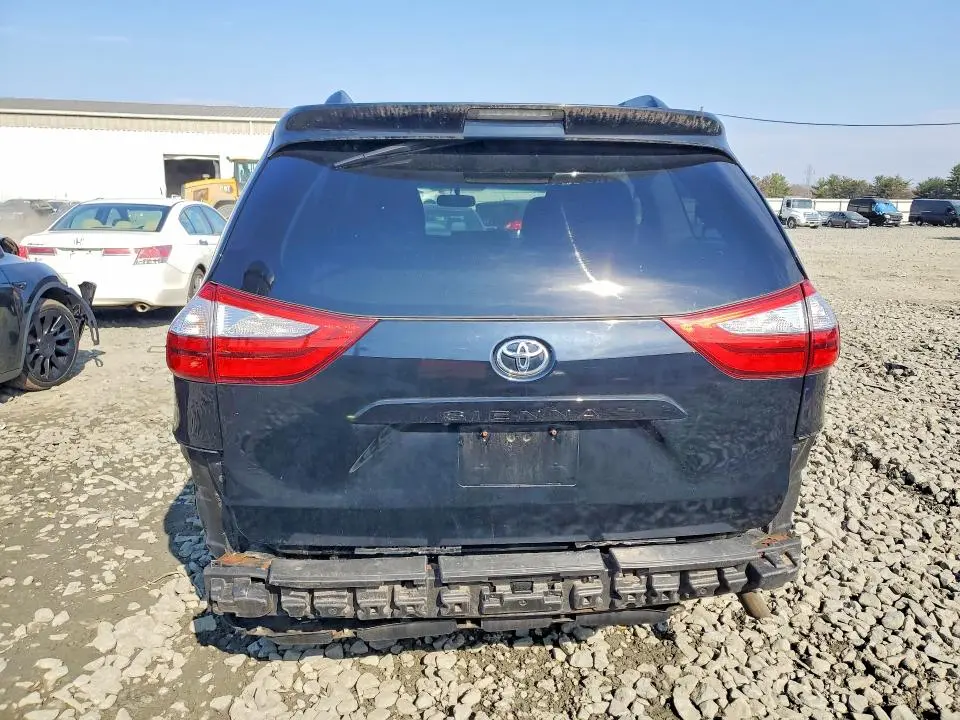 2015 TOYOTA SIENNA LE 8-PASSENGER  